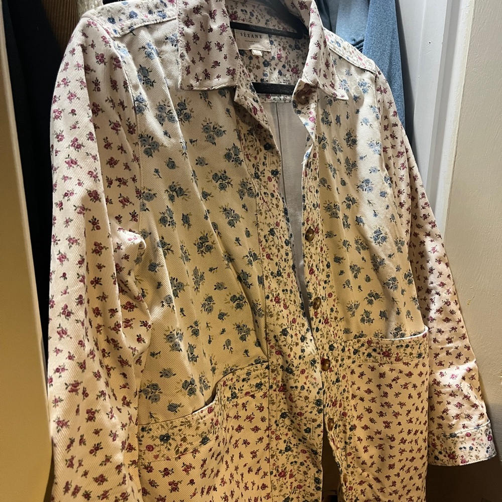 Sézane Floral-Lined Jean Jacket in Cream with Blue and Pink Flowers - Picture 5 of 8